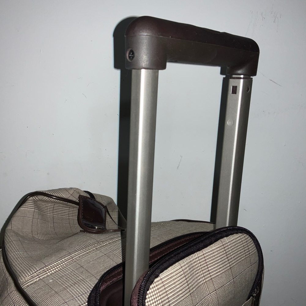 Liz Clairborne O hara series wheeled travel hand duffel luggage. Weekender. New. - Picture 5 of 8